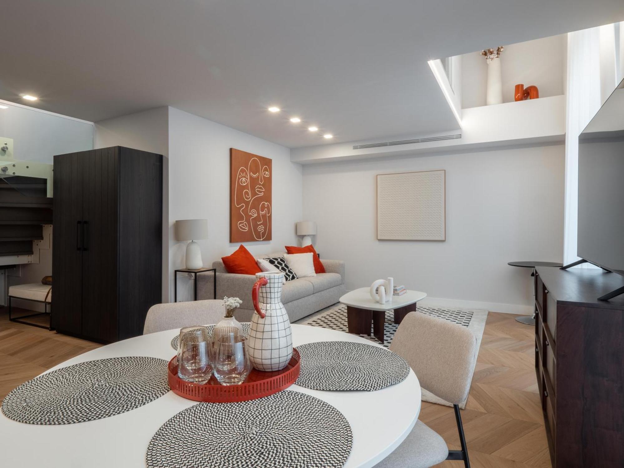 Apartment Design Su 2 Piani Via Della Spiga Milan